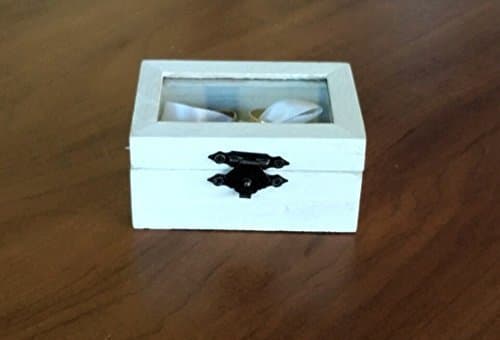 White wedding ring box with glass top, burlap and white bow to fasten the rings. Ideal for rustic weddings. A perfect detail that can not be missed on your wedding day.