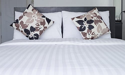 KAO Mart Luxury Collection Bed Sheet Set, Soft Striped Microfiber, Wrinkle, Fade, Stain Resistant, Hypoallergenic - 4 Piece:1 Fitted Sheet 1 Flat Sheet and 2 Pillowcases, Queen