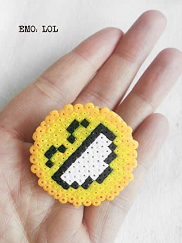 Hama pixel brooch - Emoticon: LOL