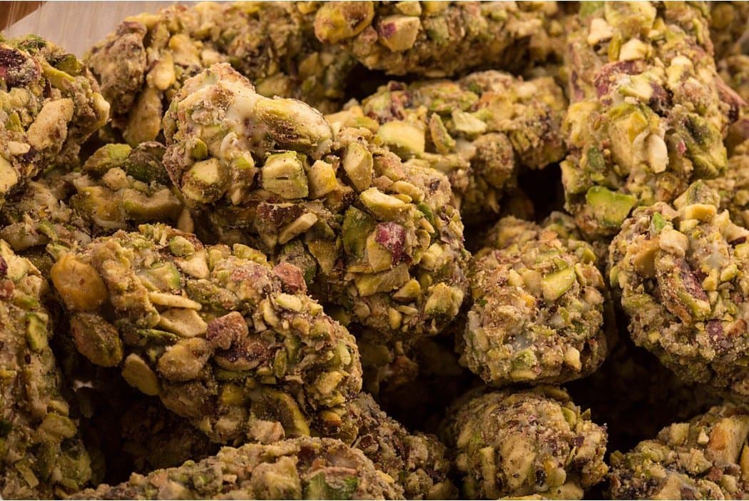 Medjool Dates- White Chocolate Coated with Pistachio (450g)