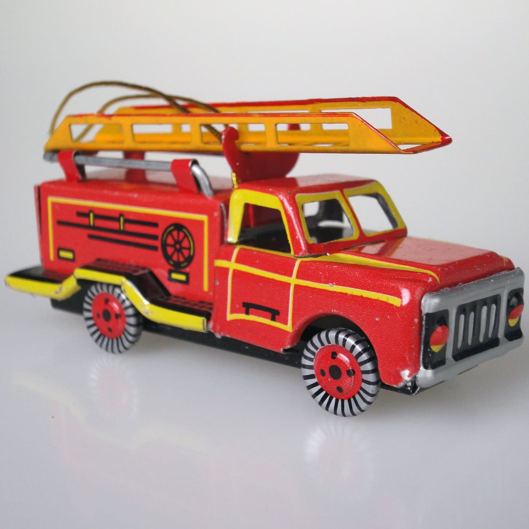 O03 Fire Engine Truck Tin Toy Ornament Christmas Tree