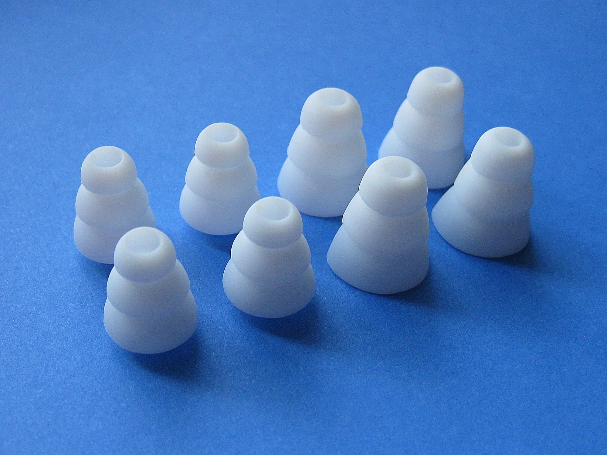 8pcs: 4 Small (S) and 4 Large (L) White Triple Flange Replacement Eartips for Monster Beats Dr. Dre Tour, Powerbeats, urBeats 2, HeartBeats 2 Lady Gaga, DiddyBeats, and Turbine Pro Earphones