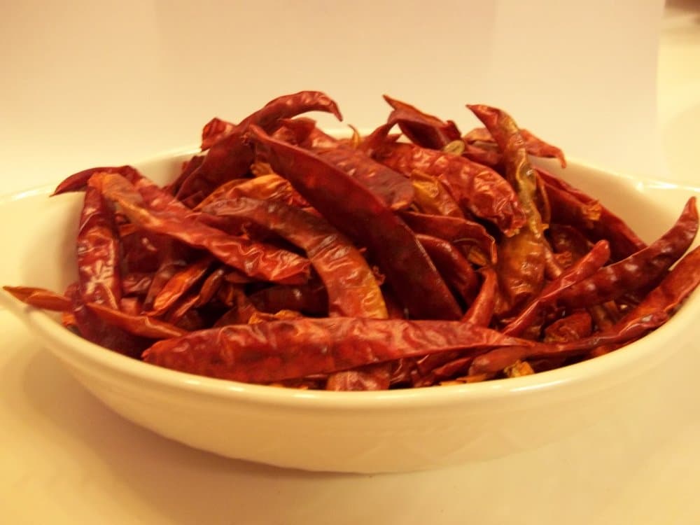 CAYENNE PEPPER, DIRED, the peppers could come whole or chopped depending on availability, no guarantees . .5 OZ, (1/2 ounce) DELICIOUS FRESH SPICY DRIED HERB