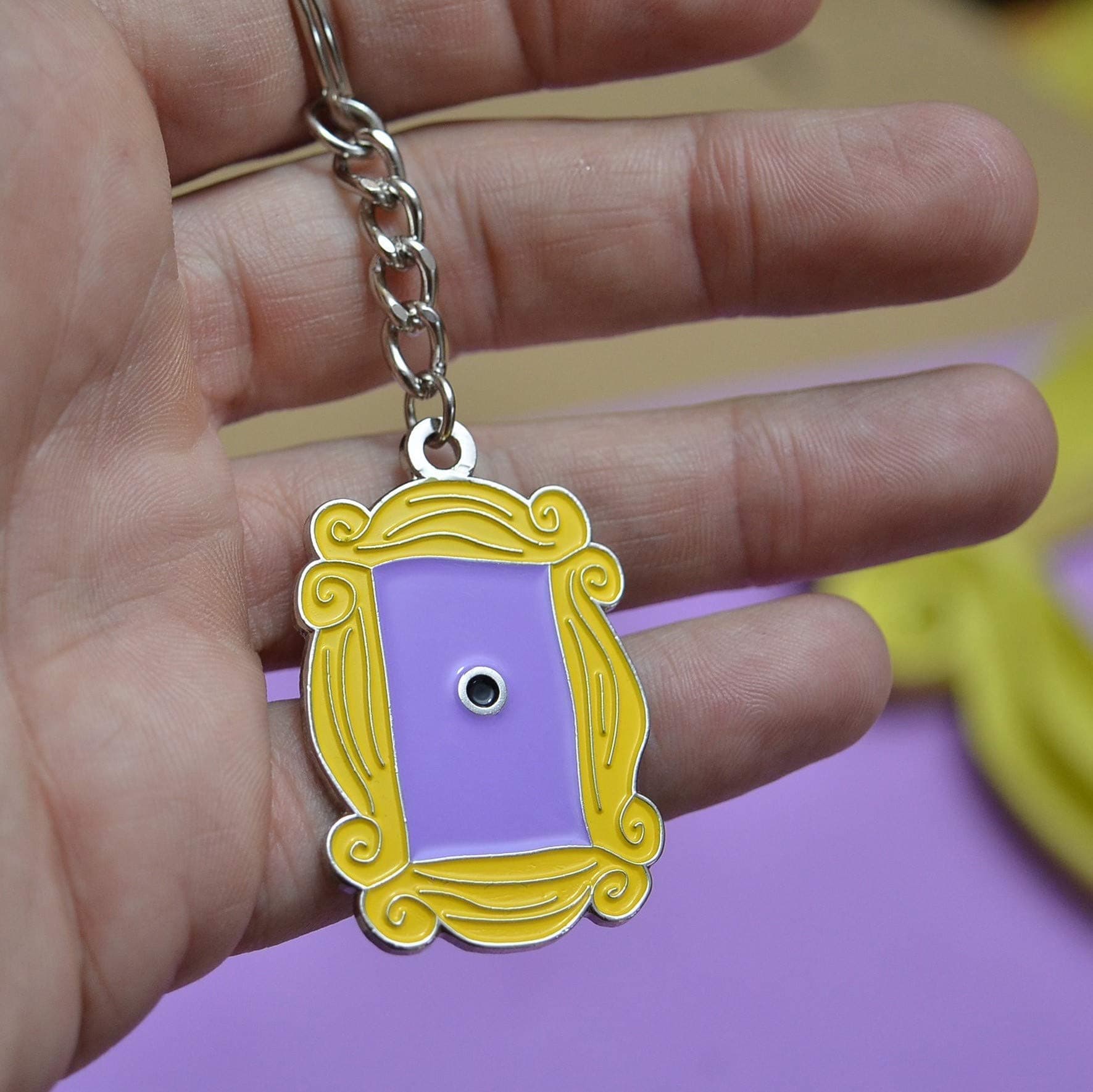 LaRetrotienda - peephole door frame key chain