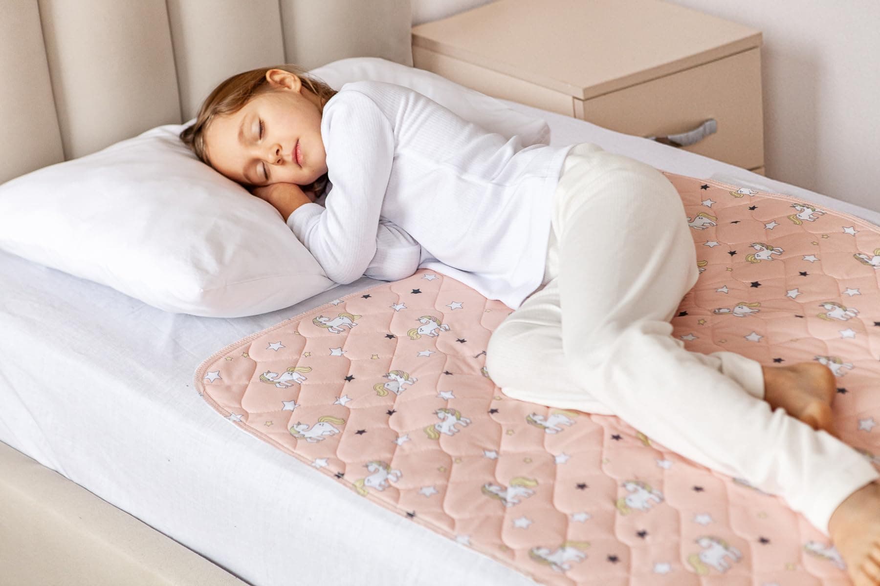 Lynmark® Potty Training Mattress Protector Pee Pads for Kids - Waterproof Toddler Bed Wetting Mat for Toilet Training - Non-Slip Washable Bedwetting Topper Absorbs Up to 2000ml - 35" x 33", Unicorn