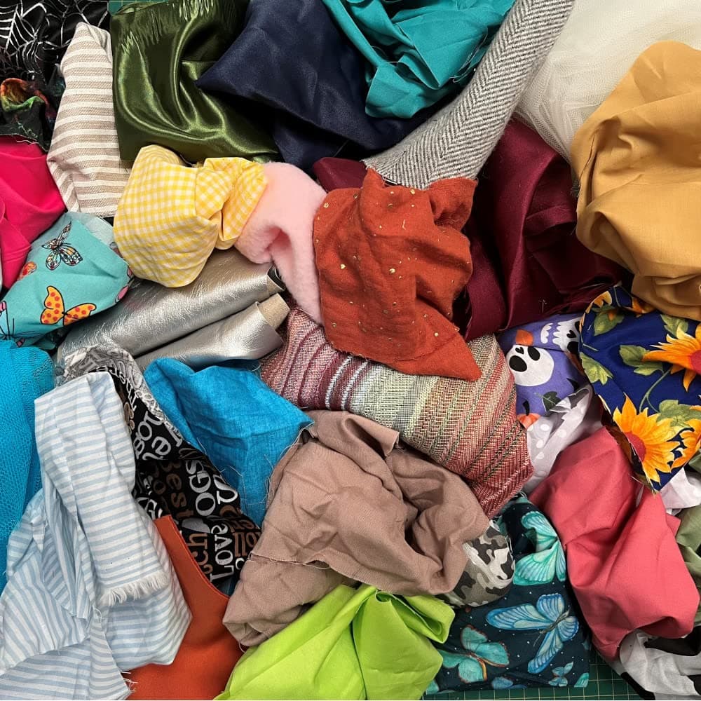 1kg Mixed Fabric Scrap Bag for Sewing & Craft – Assorted Fabric Remnants & Offcuts – Quilting, Patchwork, Textile Crafts – Random Colours & Materials