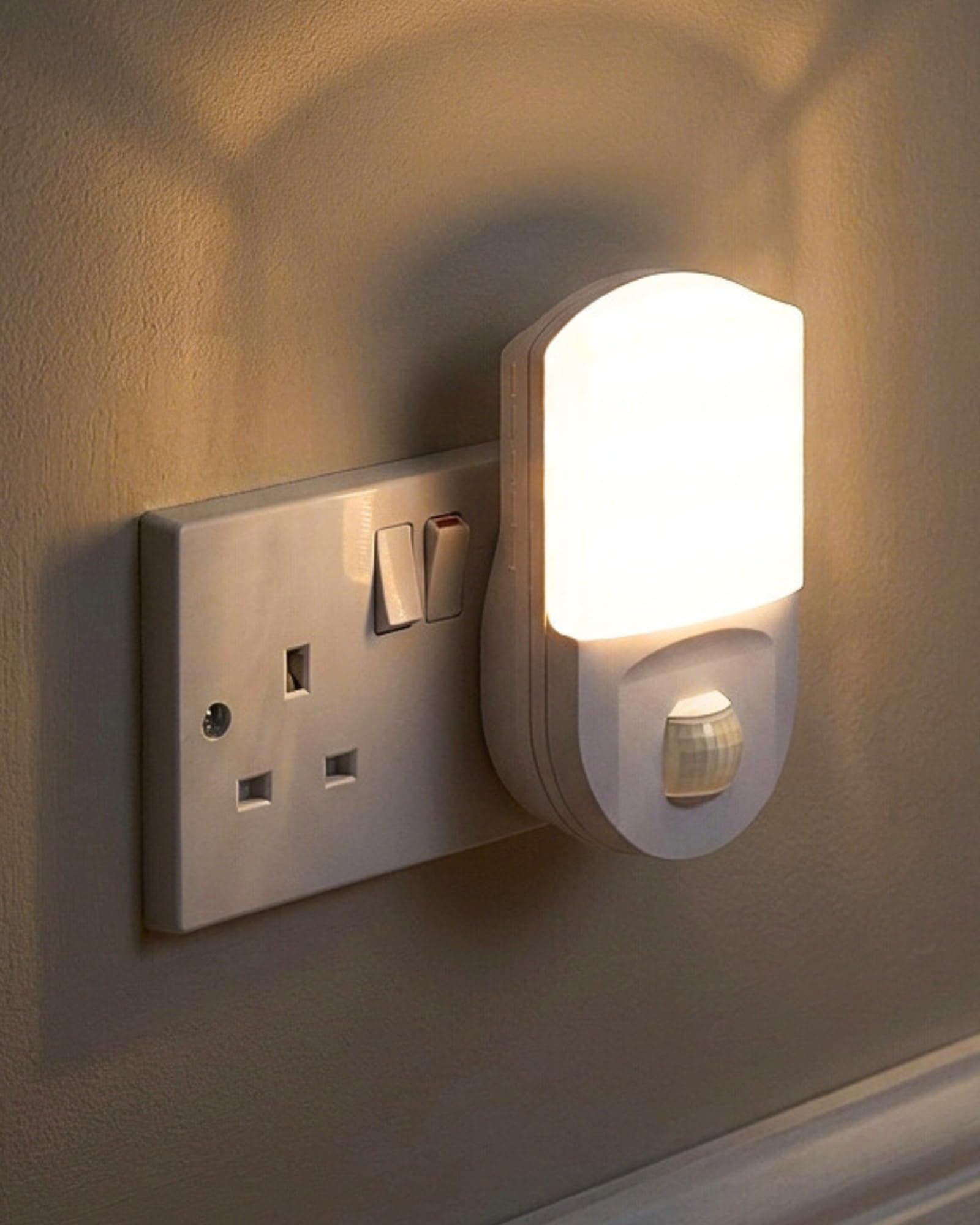 Super Bright Plug In PIR Motion Sensor Hallway Living Aid Safety LED Night Light
