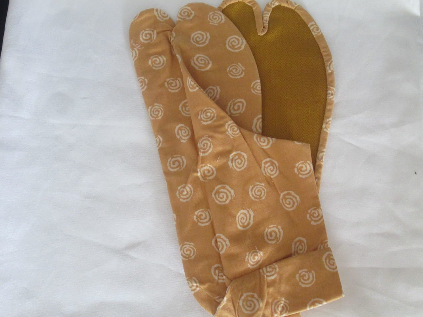 Ninja Tabi Low-cut Boots. It comes in ocher color for Men which is approximately JP 27 cm. This is used for Japanese traditional festival.