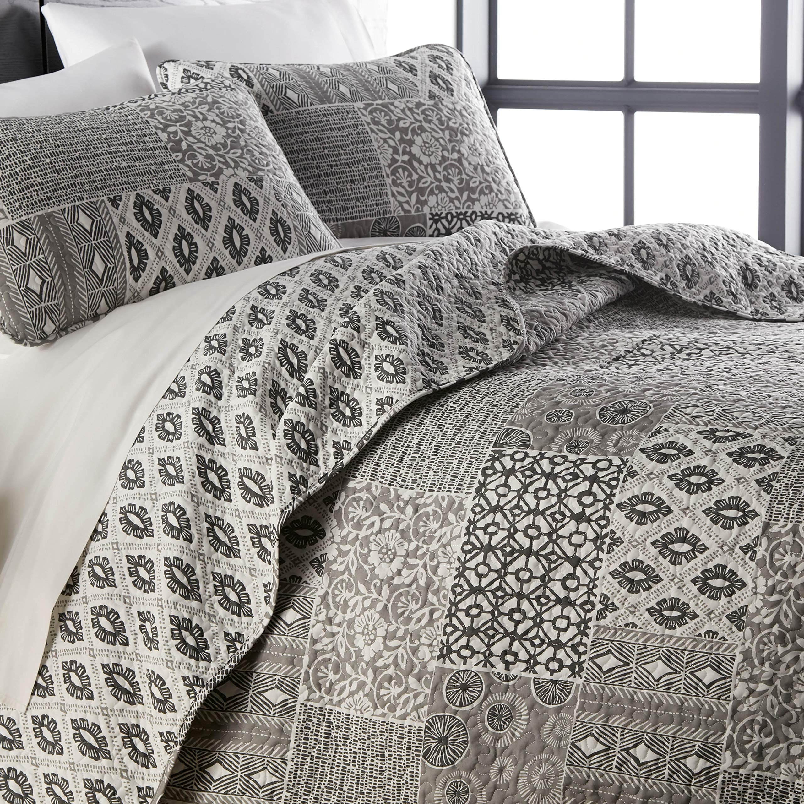 Southshore Fine Living, Inc. Global Patchwork Oversized Queen Quilt Bedding Set, 3-Piece Lightweight Coverlet and 2 Matching Pillow Shams, African Inspired Print, Quilt Full Size Bed Set, Grey