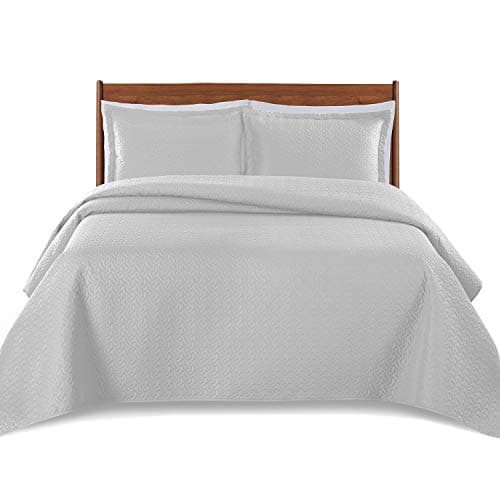 WAVVA Bedding 3 Piece Oversize, Lightweight and Prewashed Bedspread Coverlet Set (Light Gray/Jigsaw, King/California King)