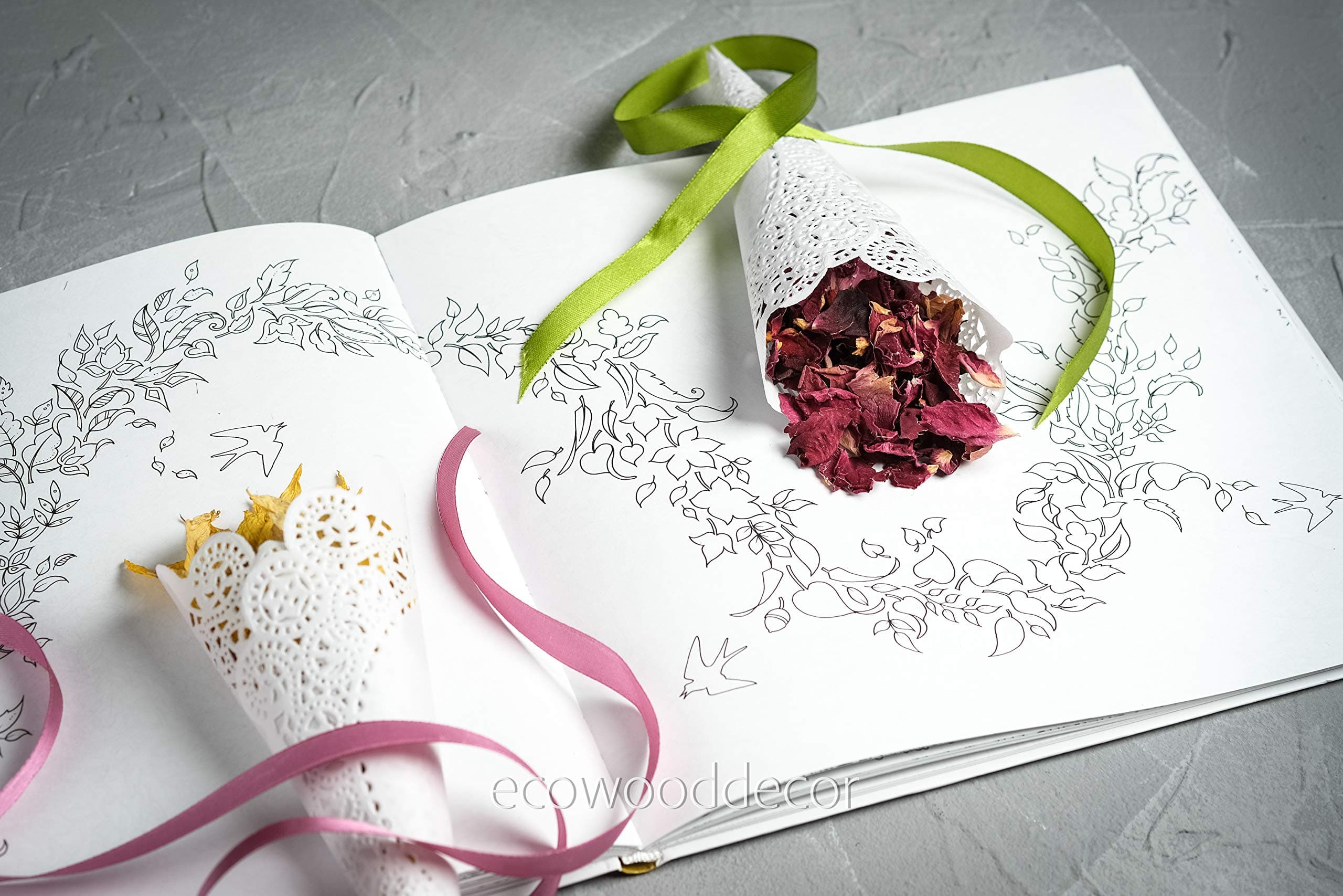 Assembled Confetti toss Cones, Set of 100 Small Cones for Confetti, Lavender, Rice 5,5'' (100)