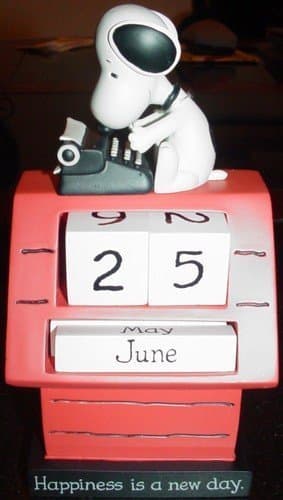 PAJ3219 Hallmark Snoopy Perpetual Calendar