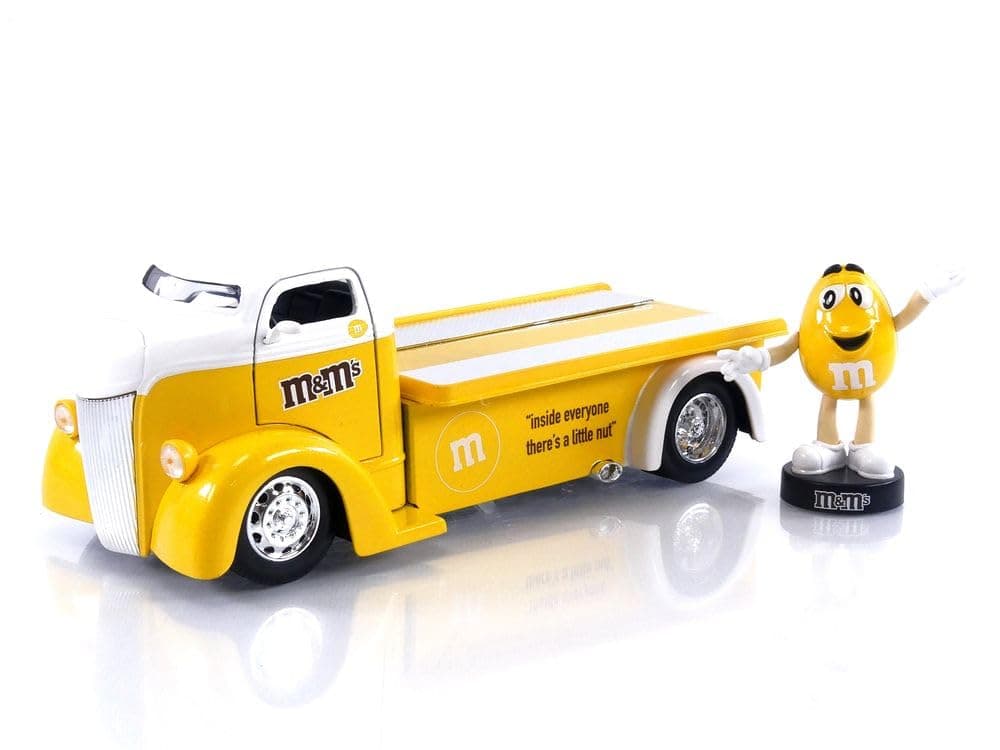 Jada M&M's 1:24 1947 Ford COE Flatbed Die-cast Car & 2.75" Yellow Figure, Toys for Kids and Adults