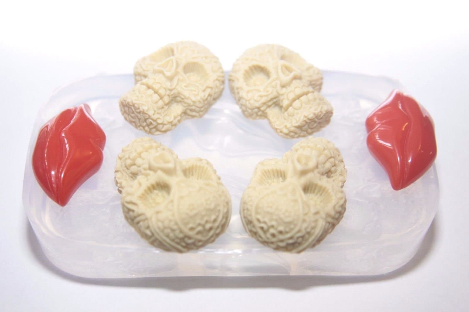 Make epoxy resin pendants with our clear silicone mold for personal jewelry accessories - Tutorial included - Size 38x29mm.Lips 42x31mm