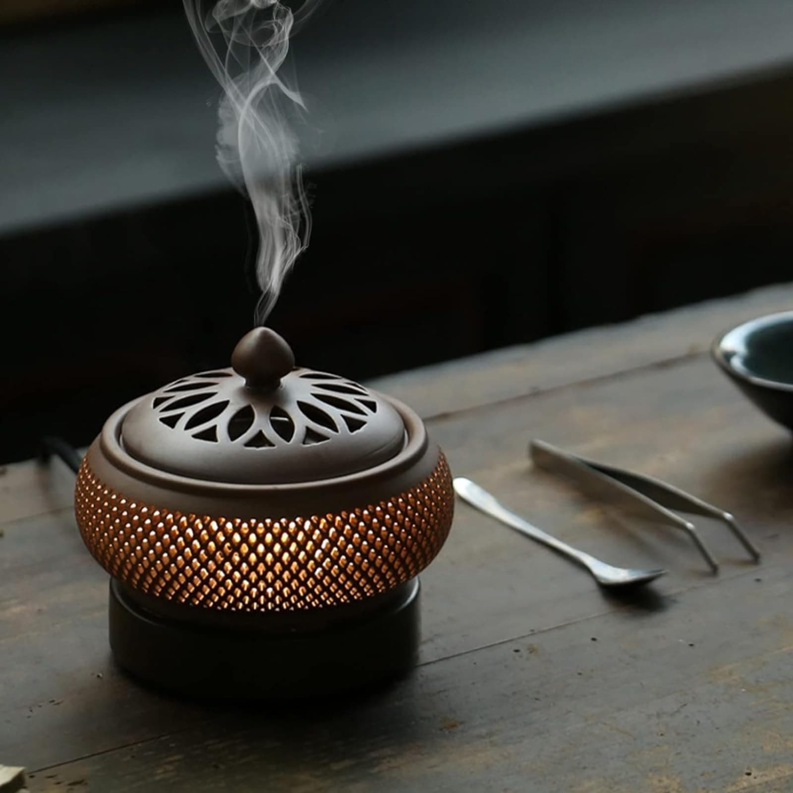 Nuyoah Ceramic Electric Incense Burner, Electronic Aroma Diffuser with Timing Temperature Adjustment and Cover, Resin Frankincense Burner, Used for Indoor Home Decoration/Meditation/Air Purification