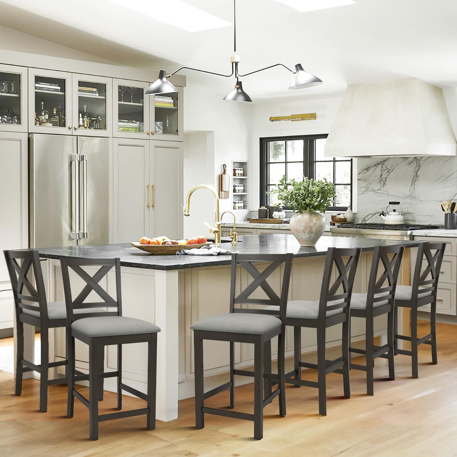 布張りのカウンターハイトバースツール6点セット モダンなキッチンアイランドバースツールチェア クロスバックと木製脚付き ダイニングルームバー用 ダークグレー