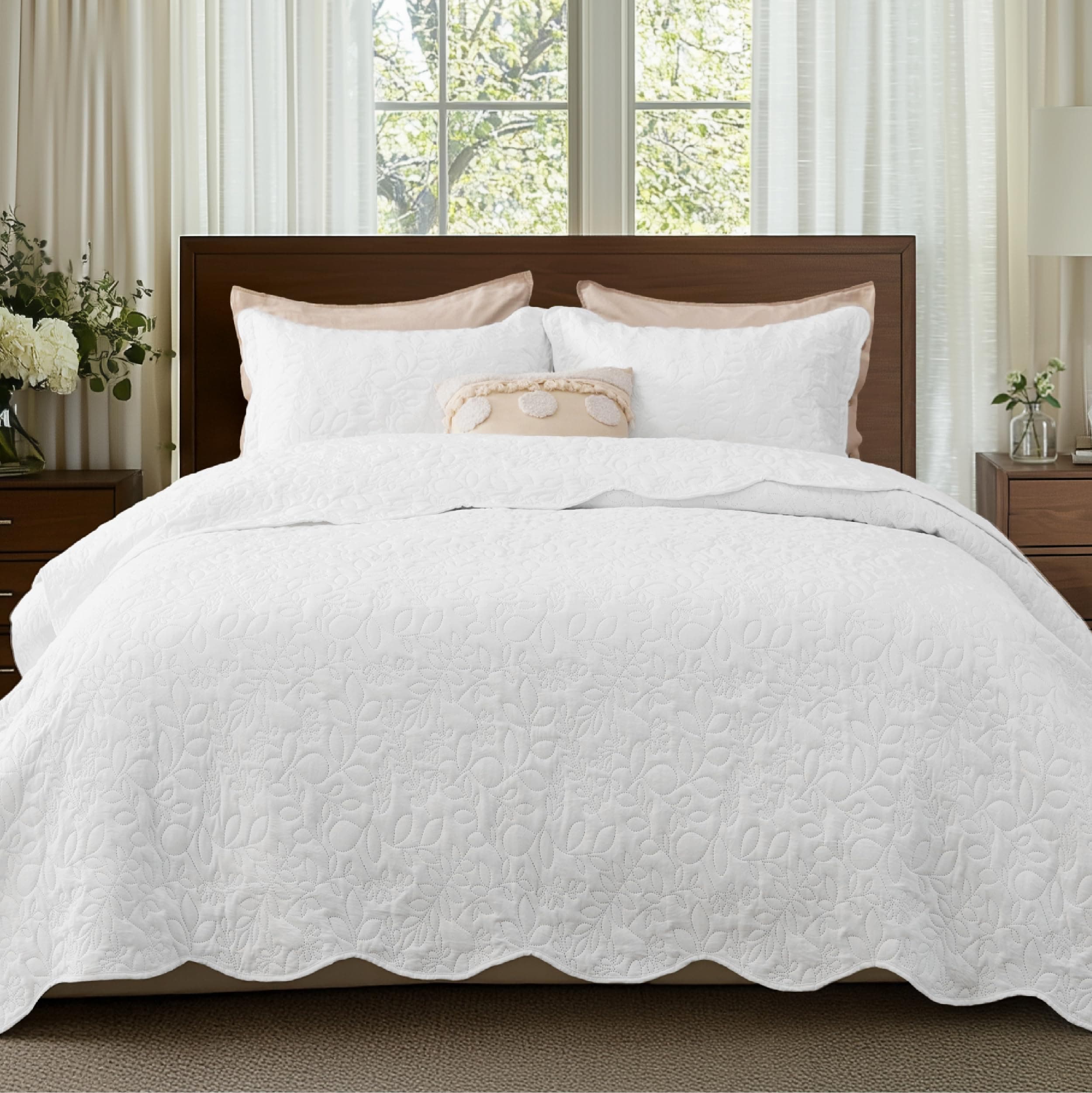 Bedsure Quilts Queen Size - Ultra Soft Pre-Washed Cloud-Like Bedding, All-Season Lightweight Comforter for Country Bedroom, Leaf Design Coverlet in Pure White, 90 x 96 Inches