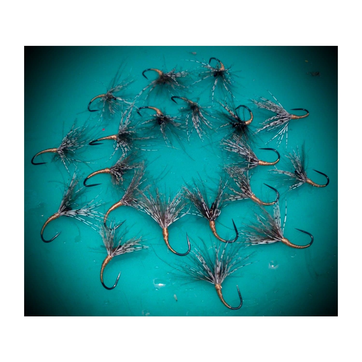 Massimo Clini: Olindo, Imitation of lived Emerging, in Pack of 9 flies Three For Size, built on Hooks Barbless czech Conforms to the Regulation FIPS Mouche