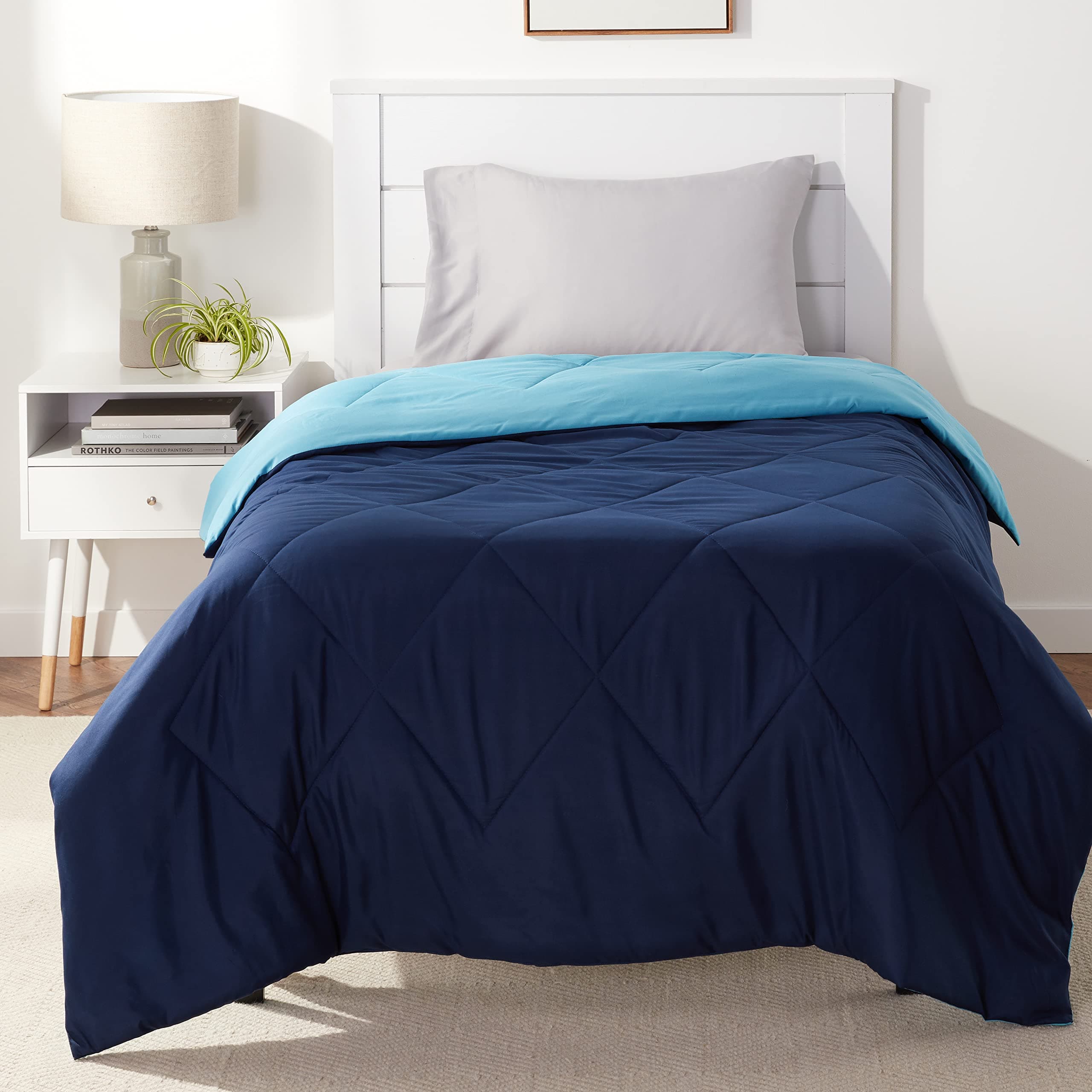 Amazon Basics Washable Comforter Blanket, Reversible Lightweight Microfiber All Season, Twin/Twin XL, Navy/Sky Blue